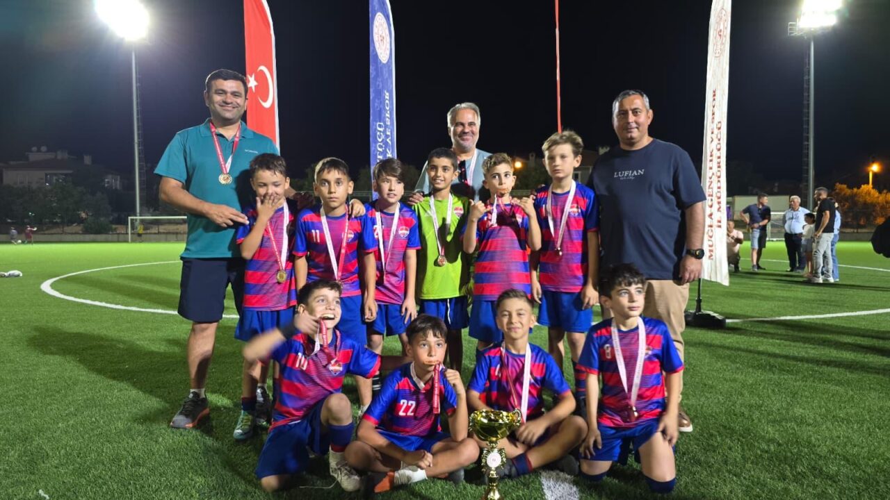 MİNİKLERİMİZ 30 AĞUSTOS TURNUVASINI KUPAYLA TAMAMLADI